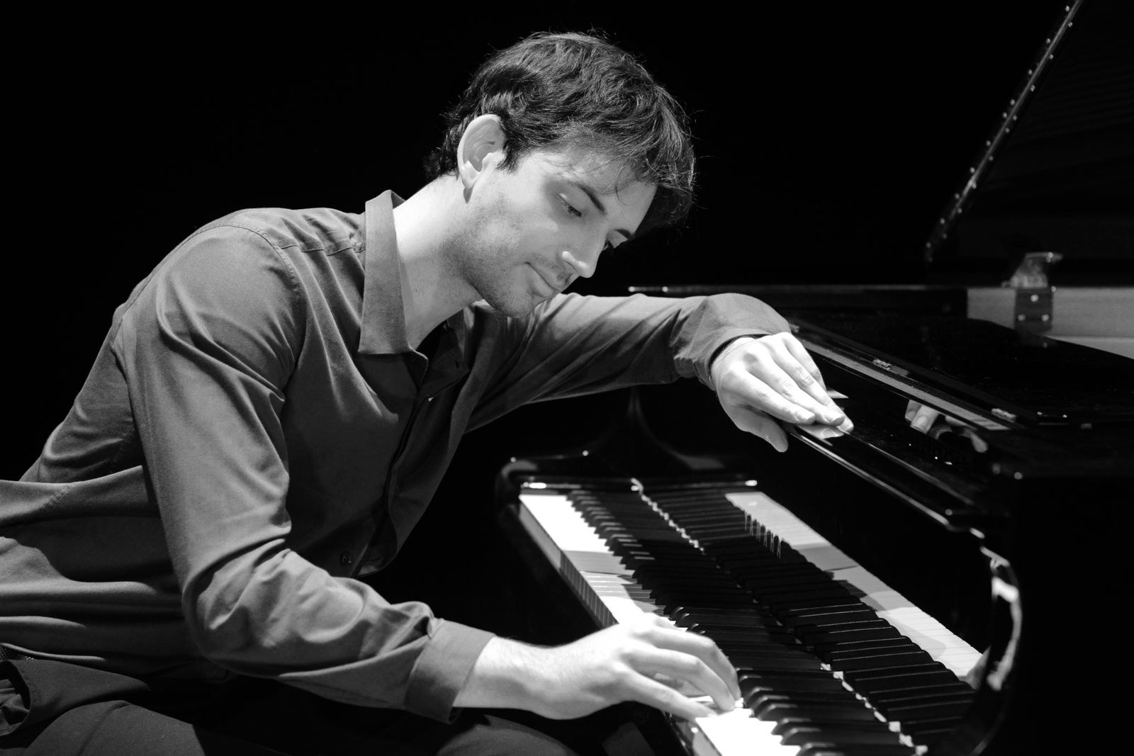Alberto Abengózar al piano, en blanco y negro.